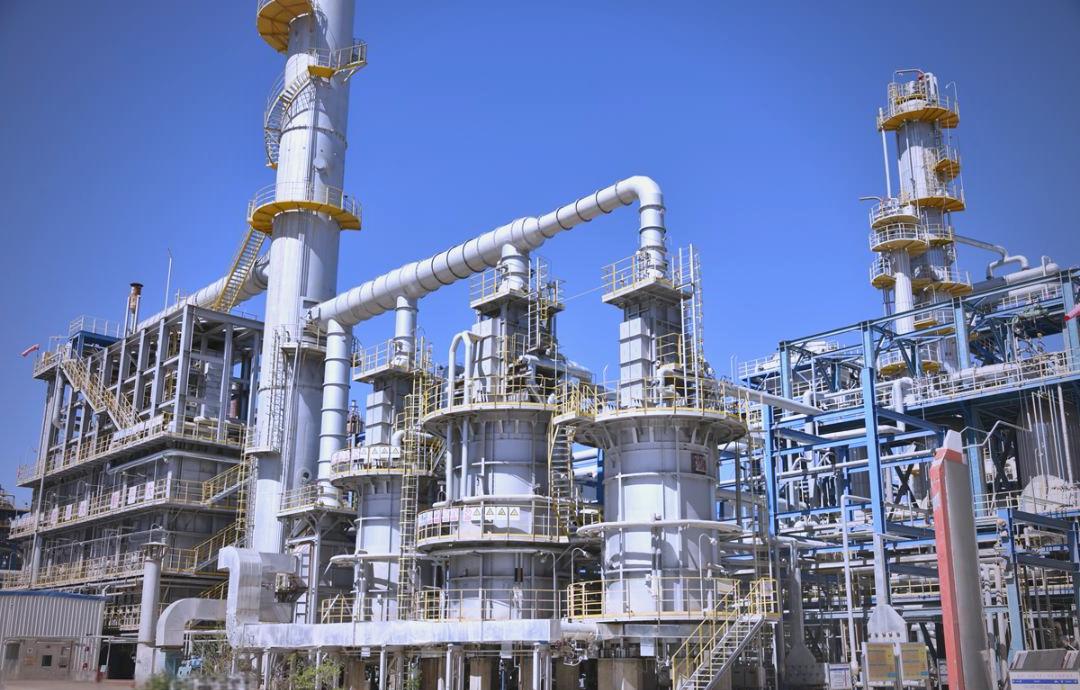 这个消息不一般，伊朗工业重镇阿巴丹传出爆炸声，许多石油冶炼厂集中在此。

当地时