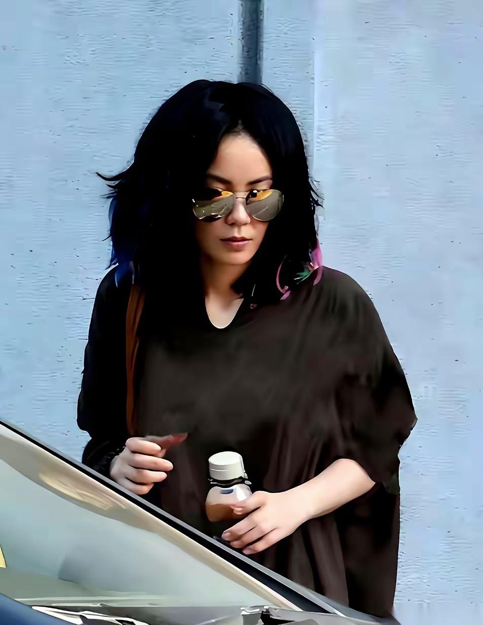 王菲像猫。大张伟评价她，不管面对有钱还是没钱的人，她都爱搭不理。说她高傲，说她活