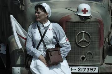 1937年，夏威夷。美陆军第3步兵师的女兵，身着草绿色“比基尼”，在烈日炙烤下进