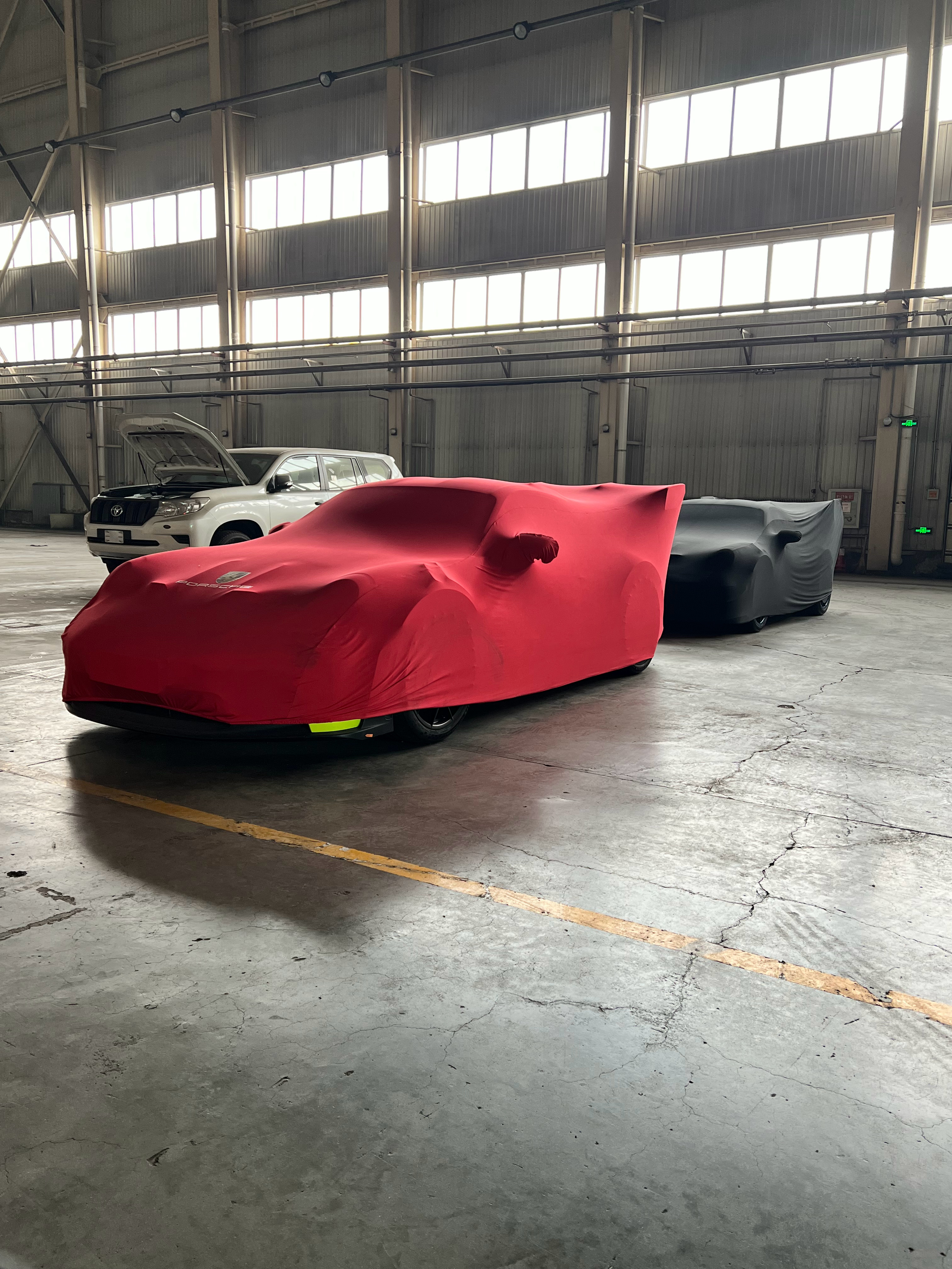 具体992的GT3 RS进来了多少台，我们也不知道不过，这一个仓库，就有四个我估