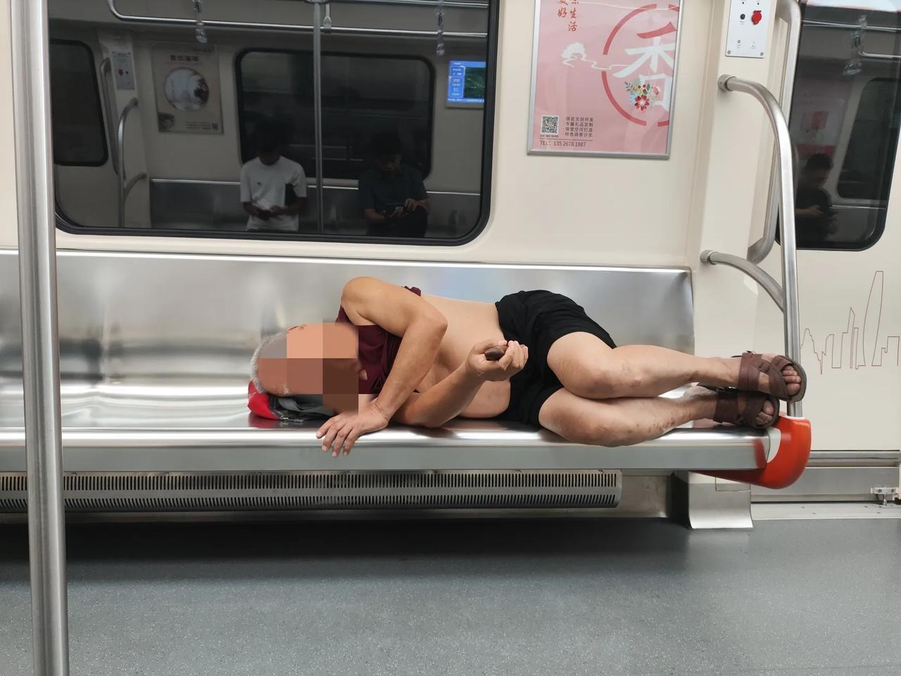 地铁上，有人不讲文明，裸露身体，躺在坐位上，很不好看。