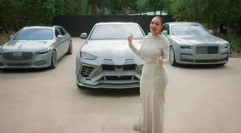 分享图片：侃爷前妻Kim Kardashian为了使她的豪车颜色和她的加州豪宅外