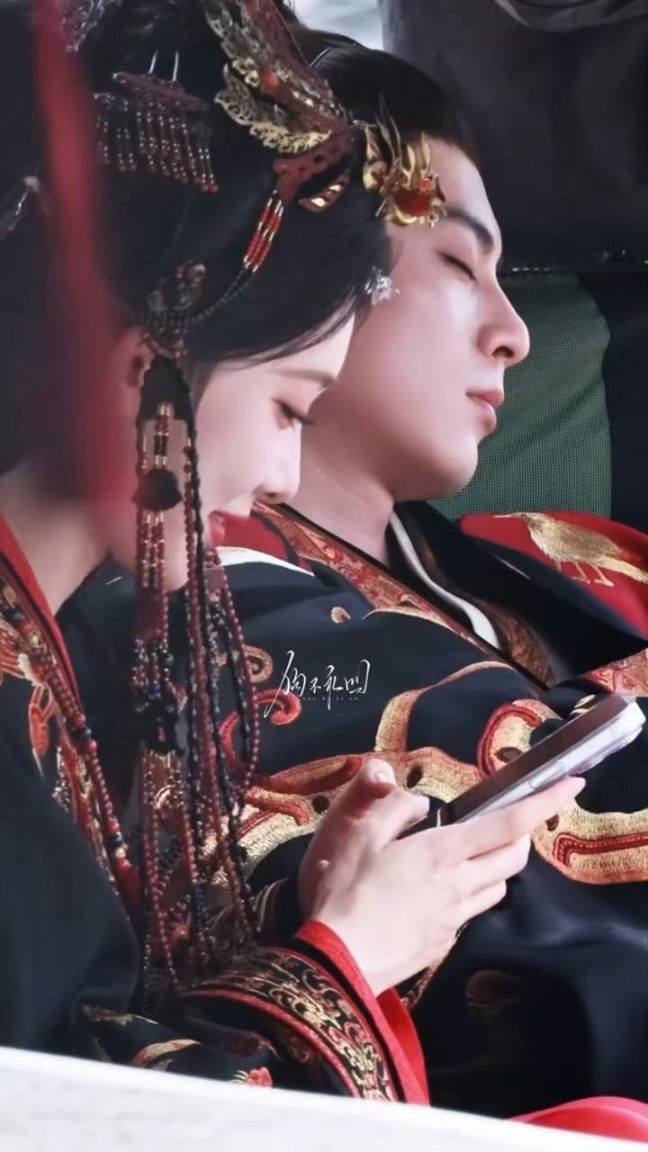 孟姐趁着棣棣睡着跟他合照期待棣棣起来之后看到合照的反应哈哈😄 