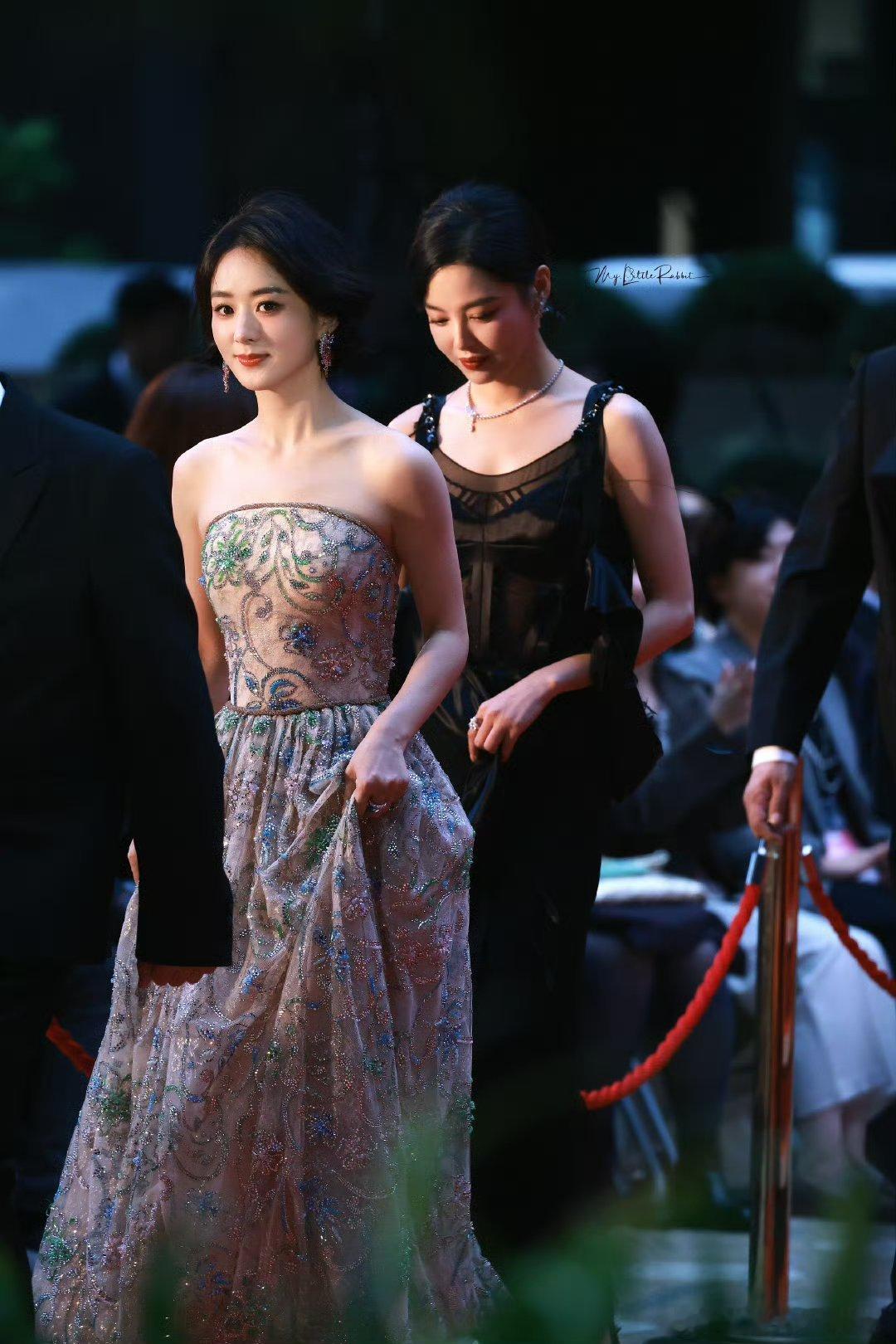 #赵丽颖辛芷蕾合体走红毯#赵丽颖辛芷蕾合体走红毯，两个人走在一起就是气质拉满[爱
