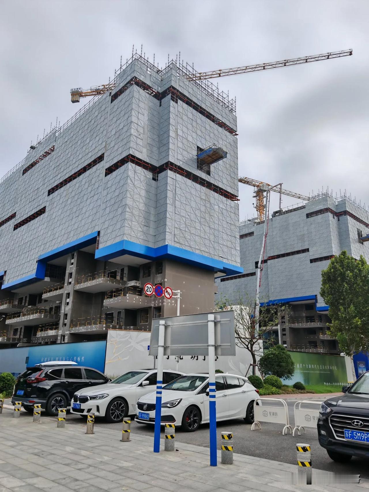 最新的第四代住房正在建设中，这是我在南通见到最新式住房，确实和现在我们住的有很大