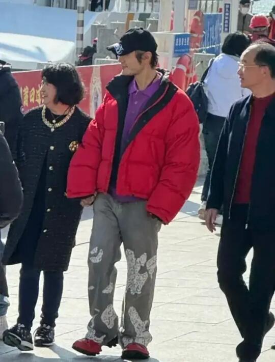 黄晓明怎么这种穿衣风格了？