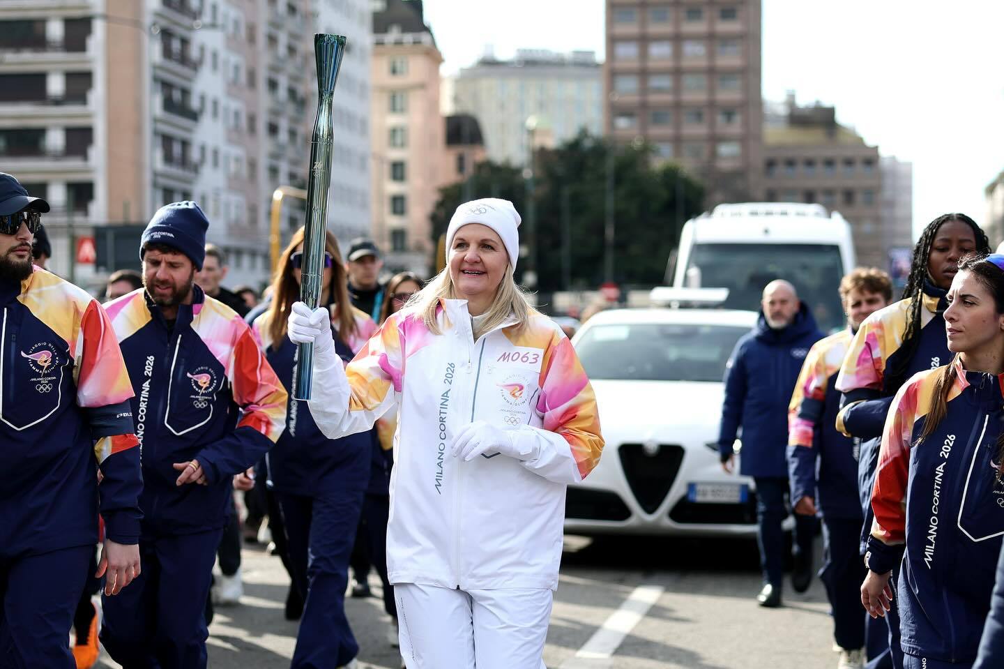 #考文垂巴赫传递冬奥火炬# 2026冬奥会火炬在米兰传递，国际奥委会主席考文垂、