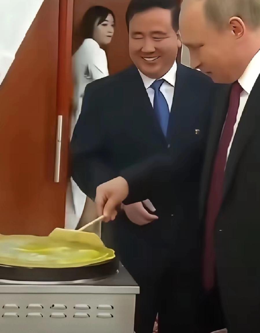 他说一日不见，如隔三秋的时候还脸红了[笑哭][笑哭]，挑食的普京爱吃山东煎饼，和