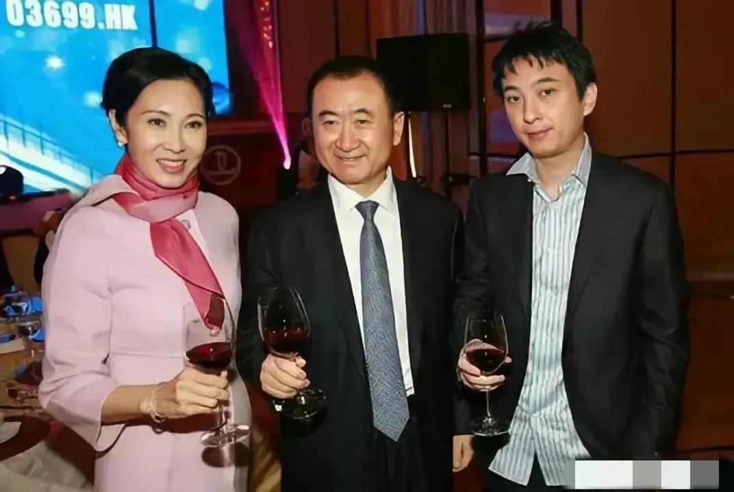 王健林，这也藏得太深了！[捂脸]他的全家福罕见曝光，没想到，网友都被王夫人惊艳的