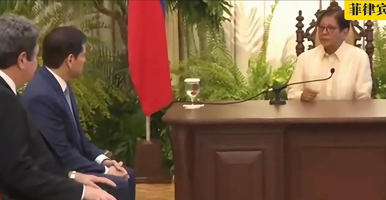 7月中旬，在菲律宾马尼拉的两场会面里，照片“比发言更诚实”。同一批人、同一张桌子