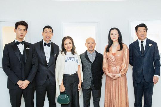 这张6人合照，我认出了目若朗星的李现，笑容可掬的王景春，秀发垂肩、楚腰卫鬓的咏梅