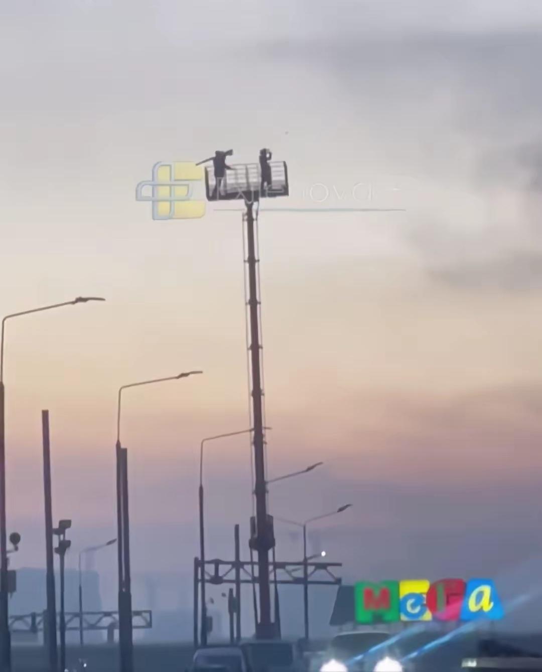 悲壮的俄军反无人机高空作业车，既是无人机的克星，也是无人机的活靶子。
     