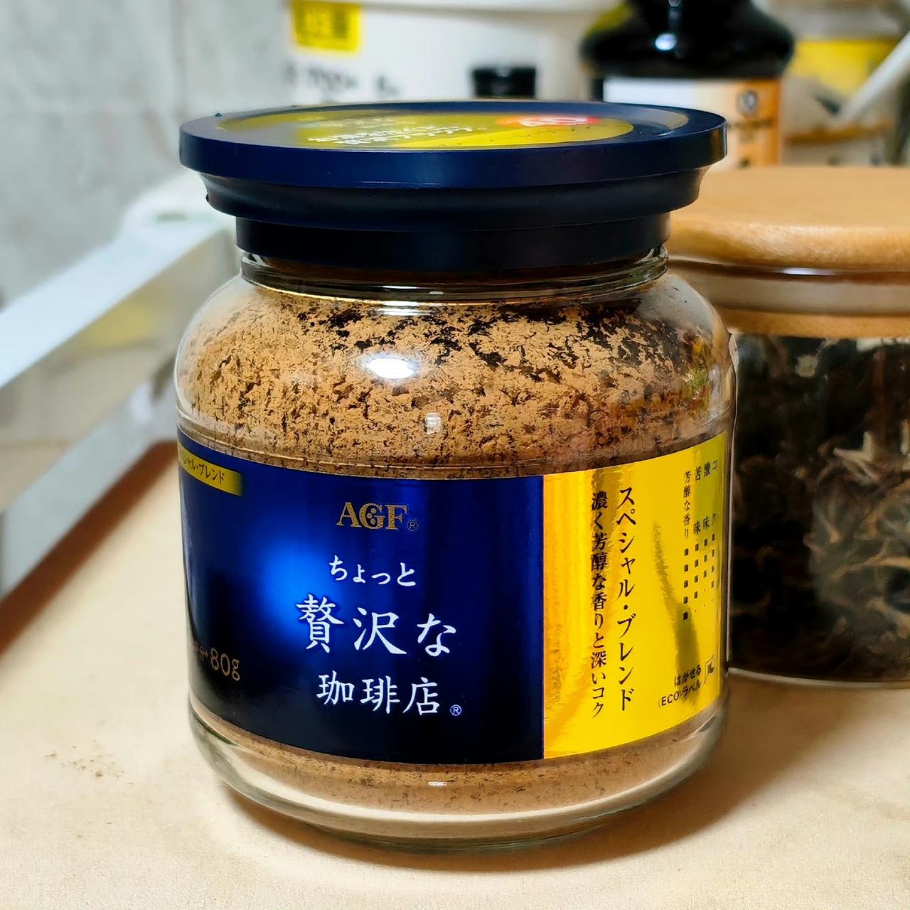 日本的冻干咖啡结合蒙牛的纯牛奶，再滴一些加拿大的枫糖，一杯美味的咖啡就这样快速的