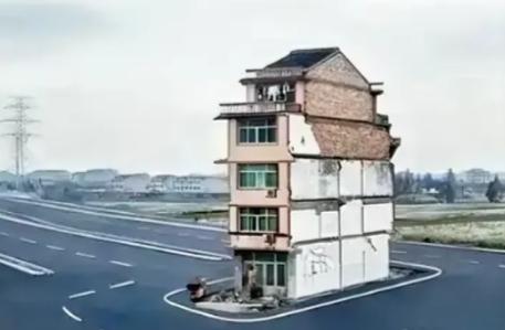 2003年，上海钉子户放出狠话：“没有六套房加一个亿，你们休想让我搬走！”为此，