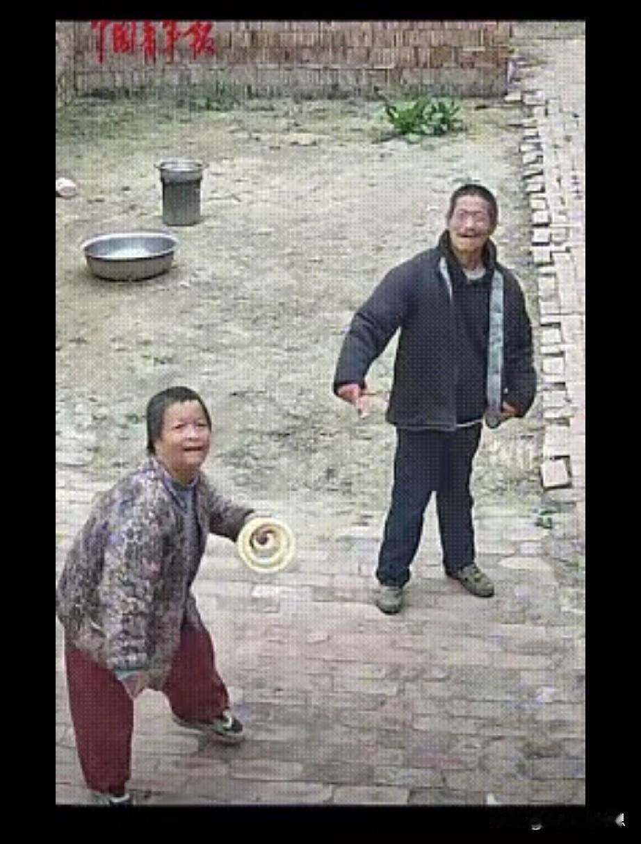 近日河南濮阳，刚上大一的女生有点想家了，于是打开手机里的监控，隔空和父母对话后，