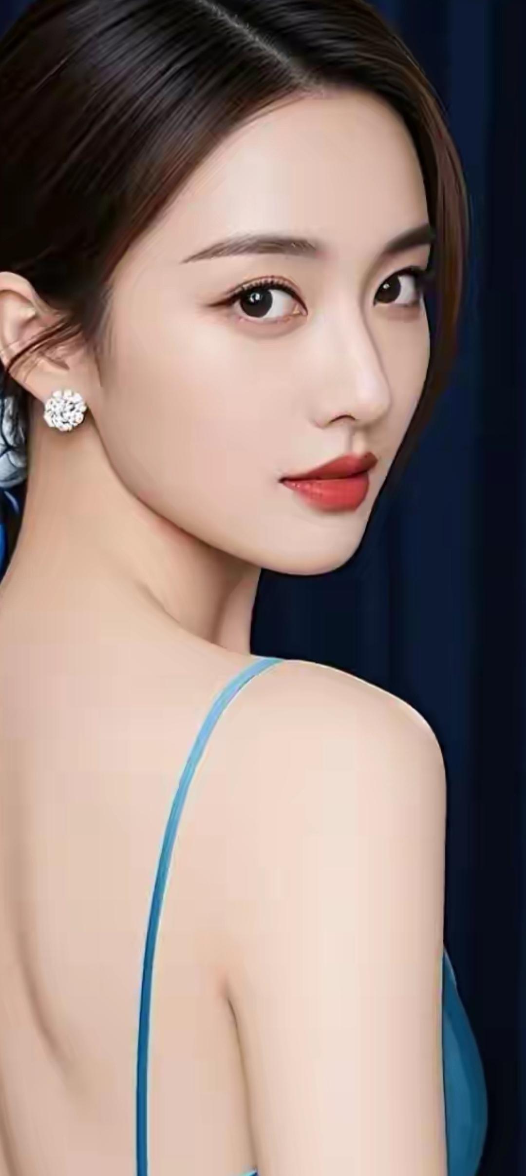 优雅红唇，闪耀耳环，蓝色礼服，尽显迷人魅力！💄✨👗
