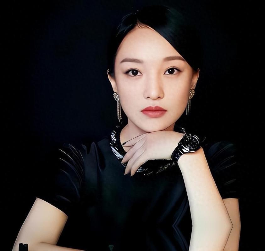 内娱女明星都在拼命凹“少女感”，谁能想到，曾经最有灵气的那个“天花板”，竟然大大