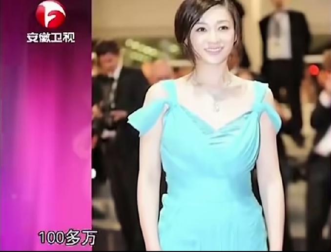 你敢相信吗？李小冉身上穿的这件蓝色的礼服价值100多万。
这件吊带礼服看上去非常