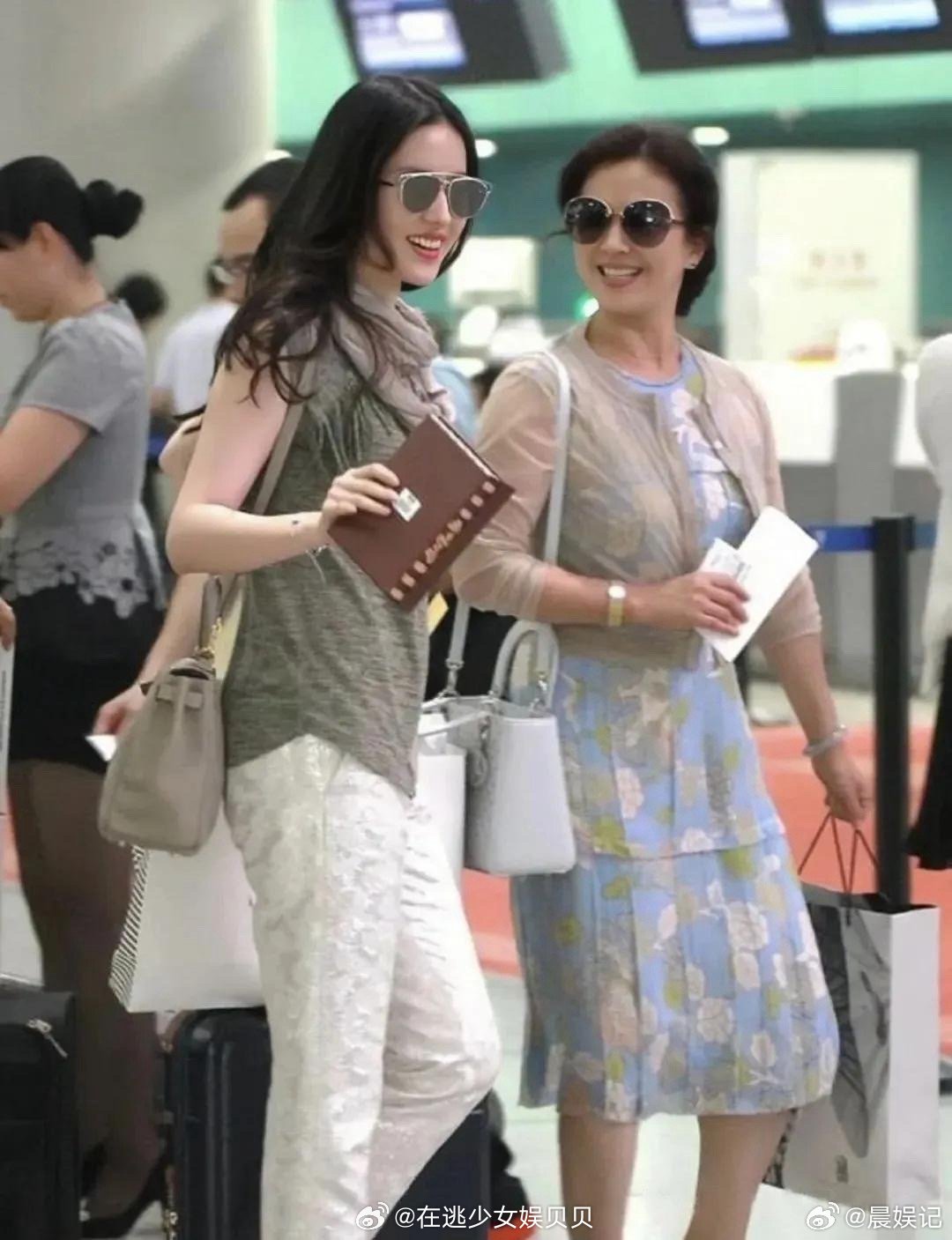 37岁刘亦菲和母亲在机场被偶遇，65岁妈妈气质优雅，身材丰腴更显熟女韵味，女儿和