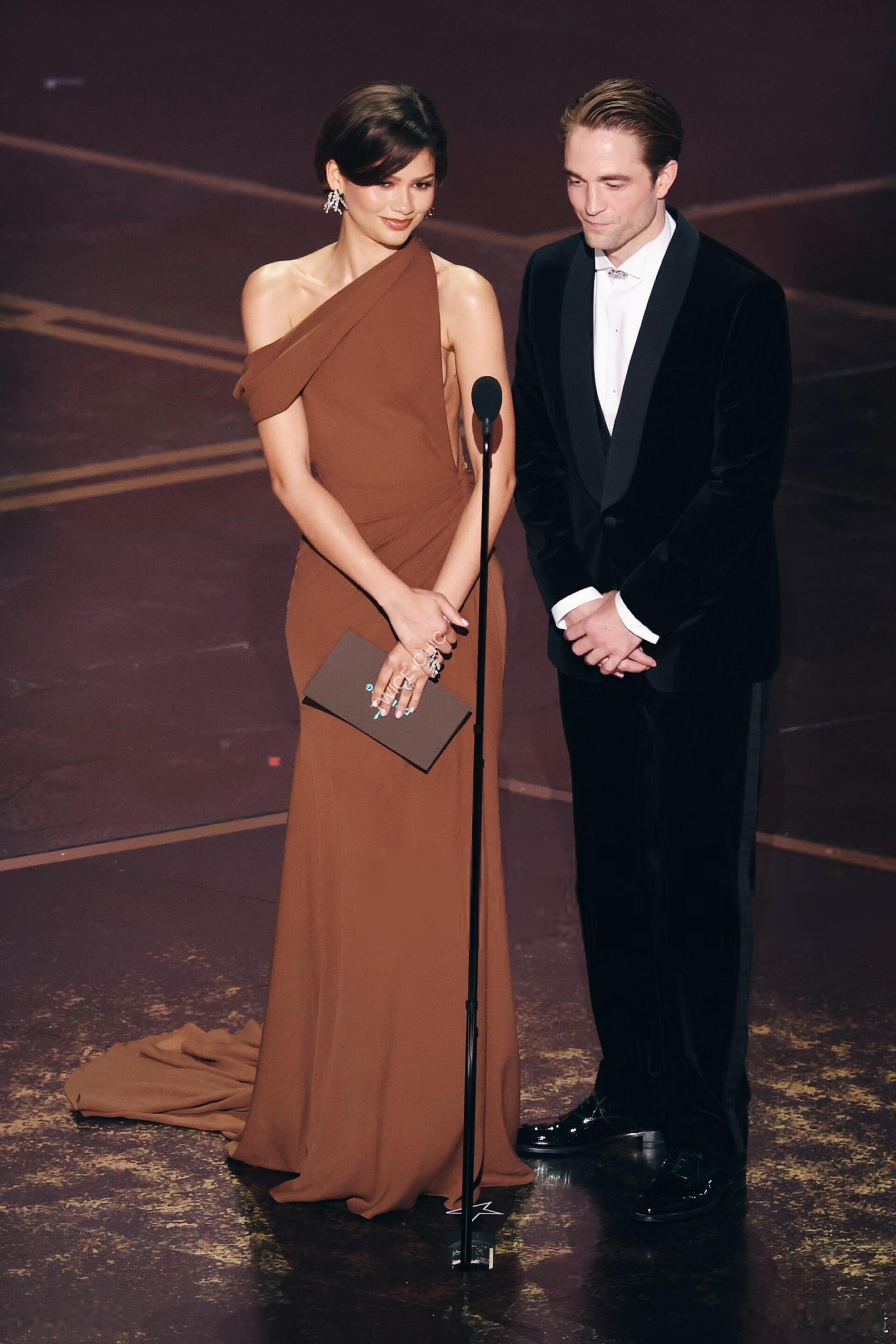 本届奥斯卡最夯的造型出现了…Zendaya这条剪裁流畅又恰到好处的LV长裙也太衬