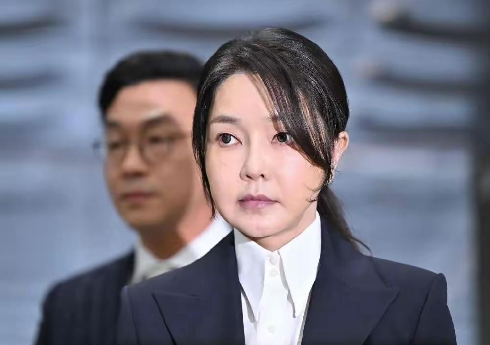 前总统尹锡悦妻子金建希二审获刑4年

2026年4月，韩国首都首尔的法庭传来重磅