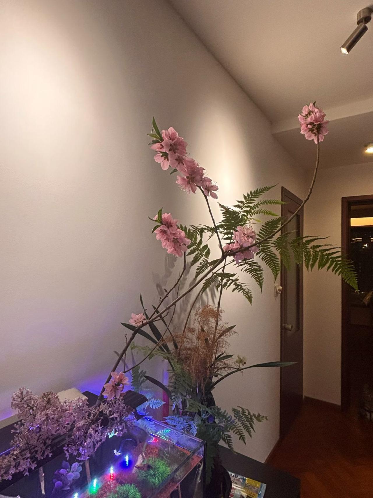 幸福这东西，兜兜转转找一辈子，最后发现它压根不在远方。

第一，幸福和“近处”最