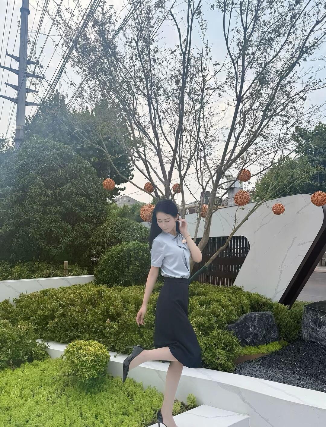 都市雅致风，黑白穿搭，步履轻盈，时尚街拍