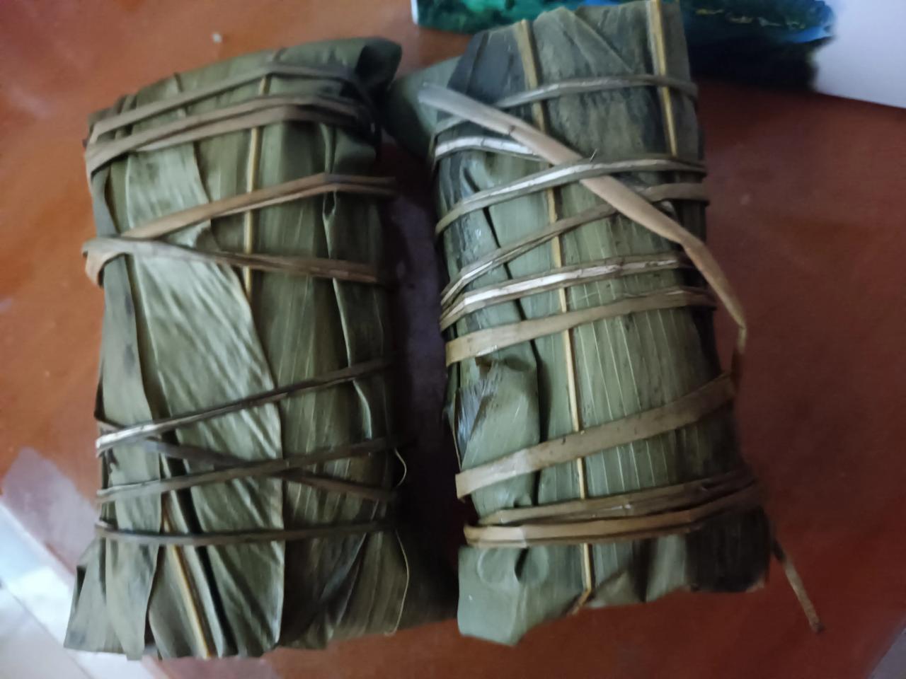 你包粽子有什么独特技巧吗
我喜欢包长条粽子
简单快捷
拿几片粽叶
放米放馅一包即