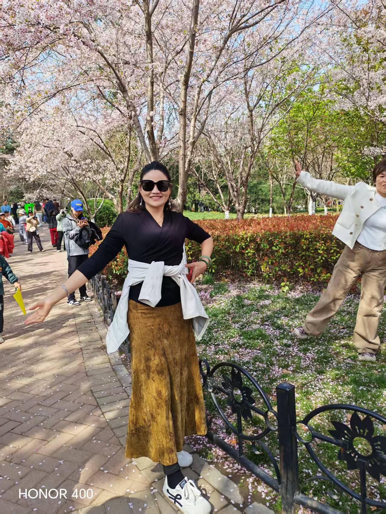 这个问题，我曾问过自己很多遍。

年轻时总想找到一个标准答案，后来才明白，生命本