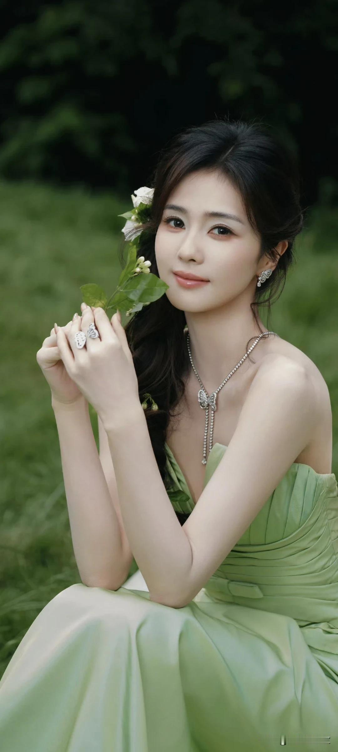 白鹿壁纸～青草地配上牛油果绿礼服，就像仙女来到了人间呢！
记录我的2026