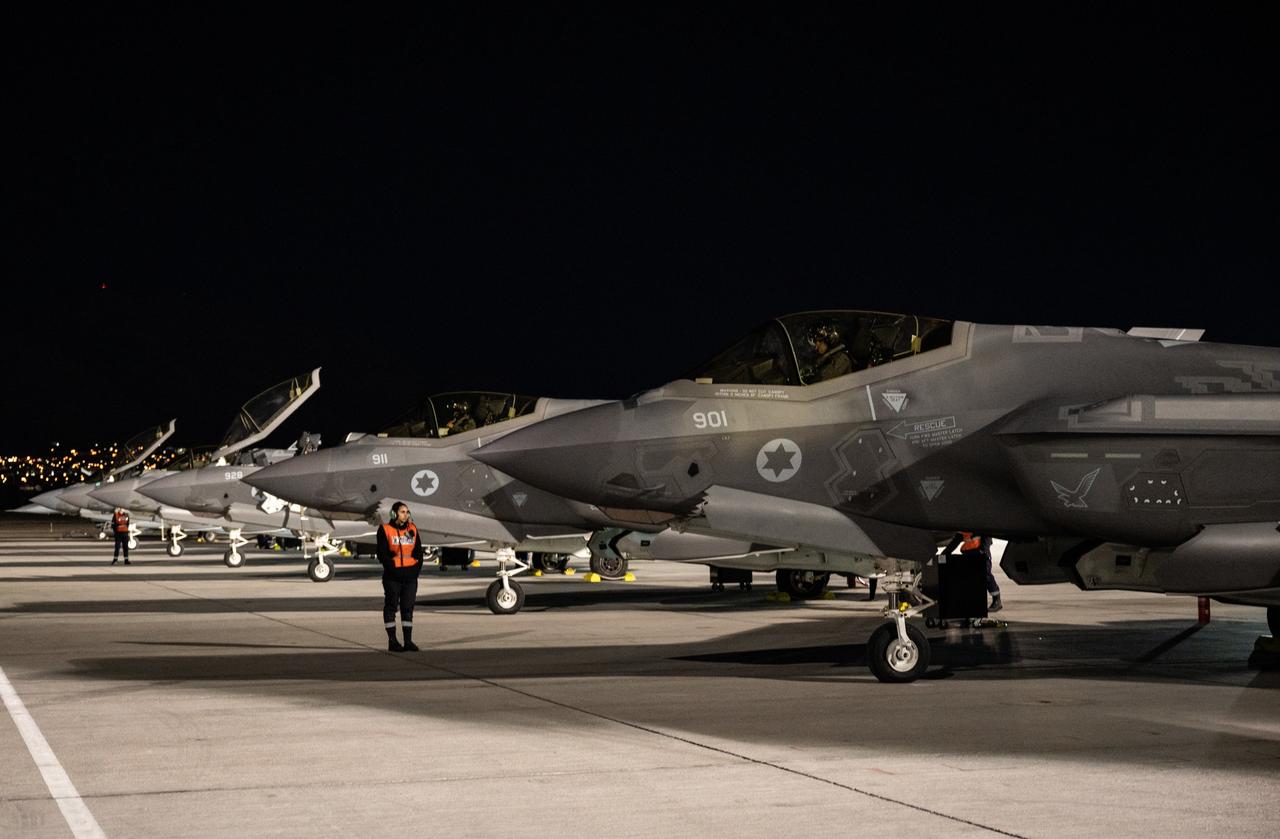 以色列使用F-15和F-35战斗机，从红海发射远程导弹，对卡塔尔境内的哈马斯领导