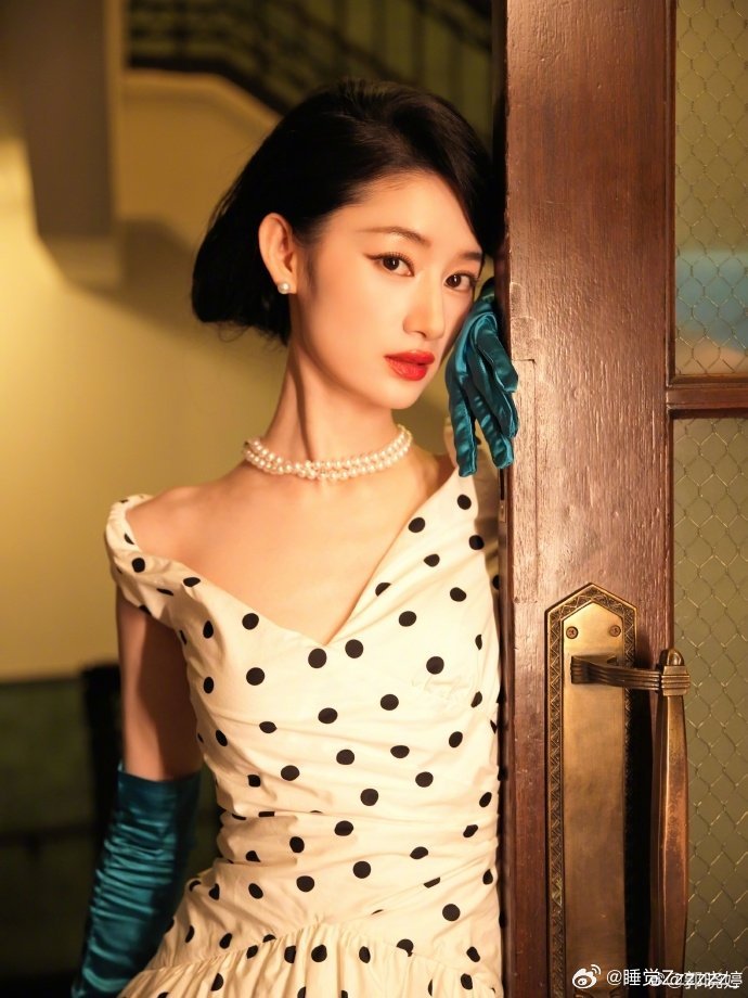 郭晓婷复古名伶郭晓婷复古波点v领裙一袭复古波点V领裙，郭晓婷尽显优雅妩媚，宛如旧