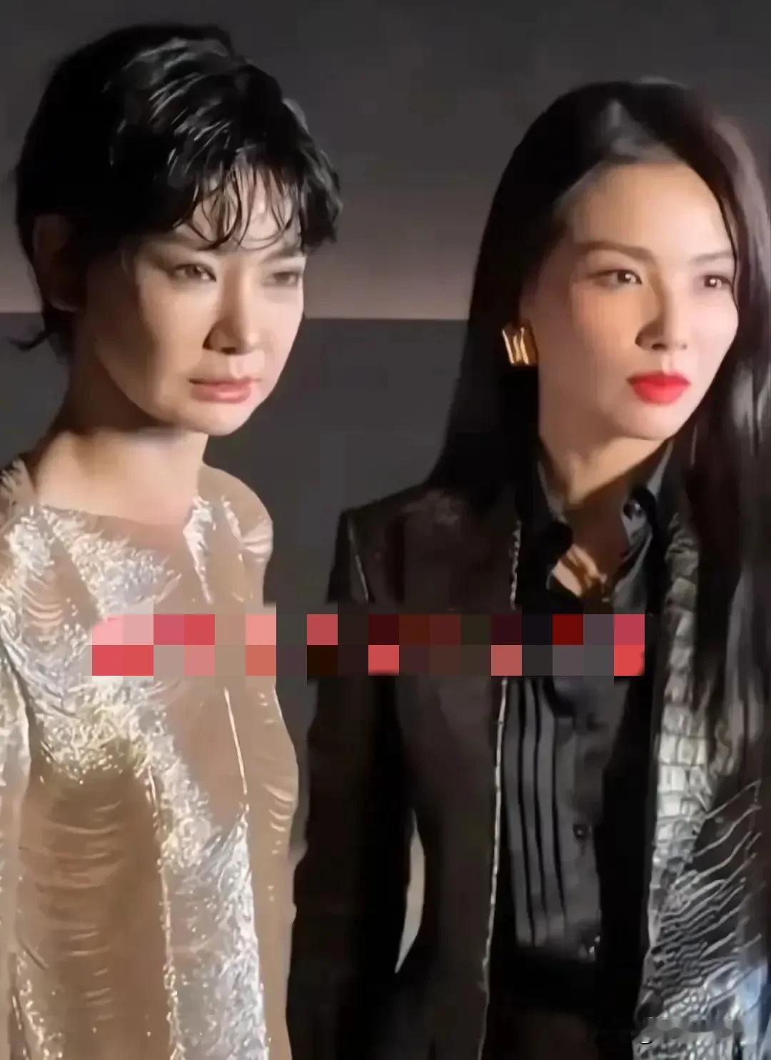 右边的是刘涛我认识，左边的短发女星是谁？
她妆容看起来暗暗的，头发看起来油油的，