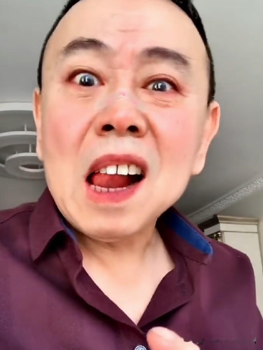 潘长江前段时间还在视频里恳请大家放过自己，别对他进行网络暴力，如今却又在网上开启
