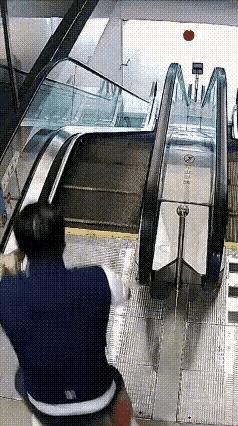 只有没长脑子的人，才这样坐电梯的。

大家看看这个视频，一名男子骑着自行车还下电