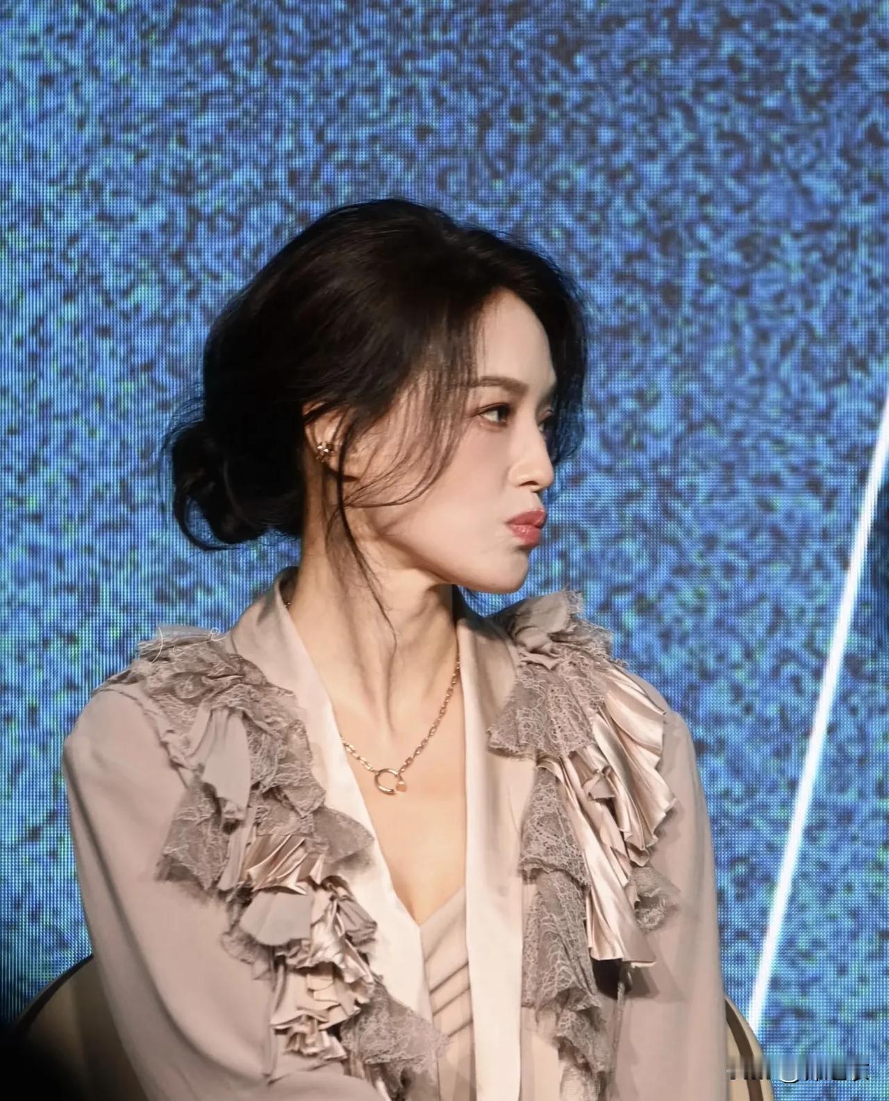 舒淇出席活动时的所有造型都是看似随意，其实下了很多功夫，这种不经意的随意很容易制