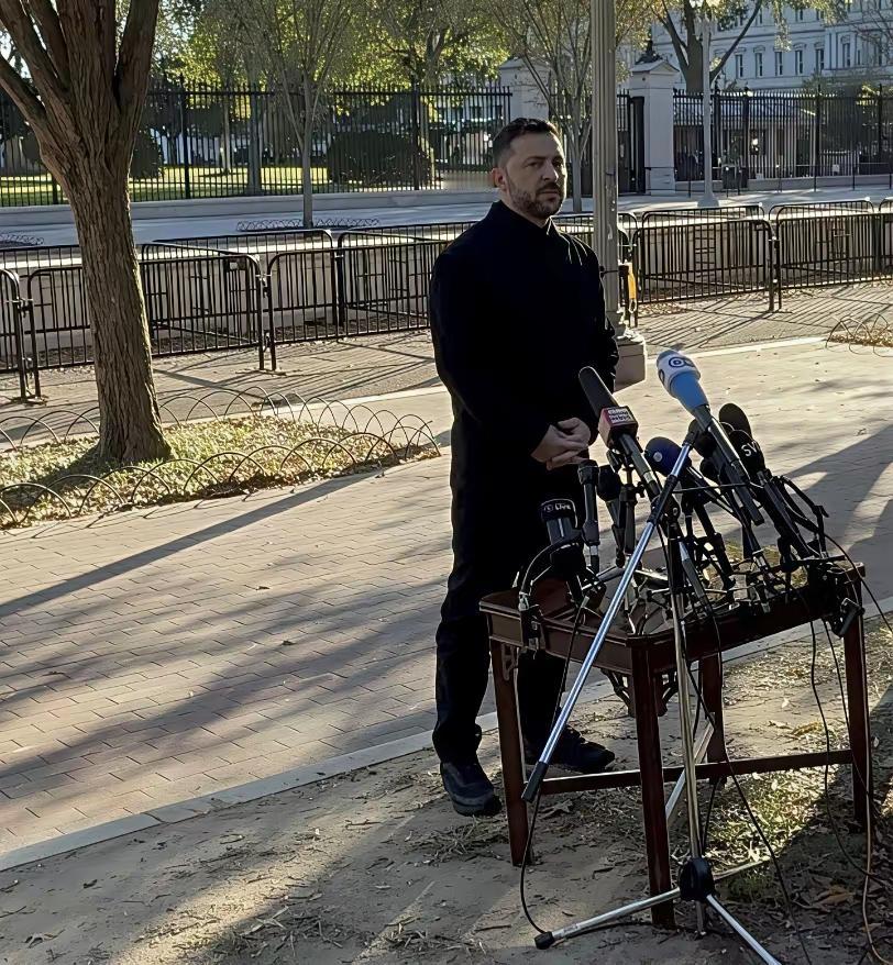 不知道的还以为他又回归老本行了呢。
本身就是演员，回归街头当流浪歌手也符合逻辑。
