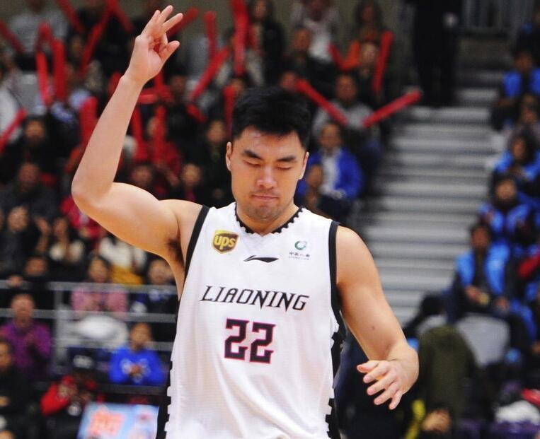 15岁登陆CBA，凭一身钢筋铁骨制霸内线21年，两次毁灭性重伤后仍逆势归来——他
