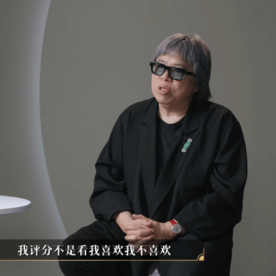 起猛了以为伍佰来厨综了百厨大战 刷到百厨大战镜头直接愣住，梁经纶灰发黑墨镜造型和