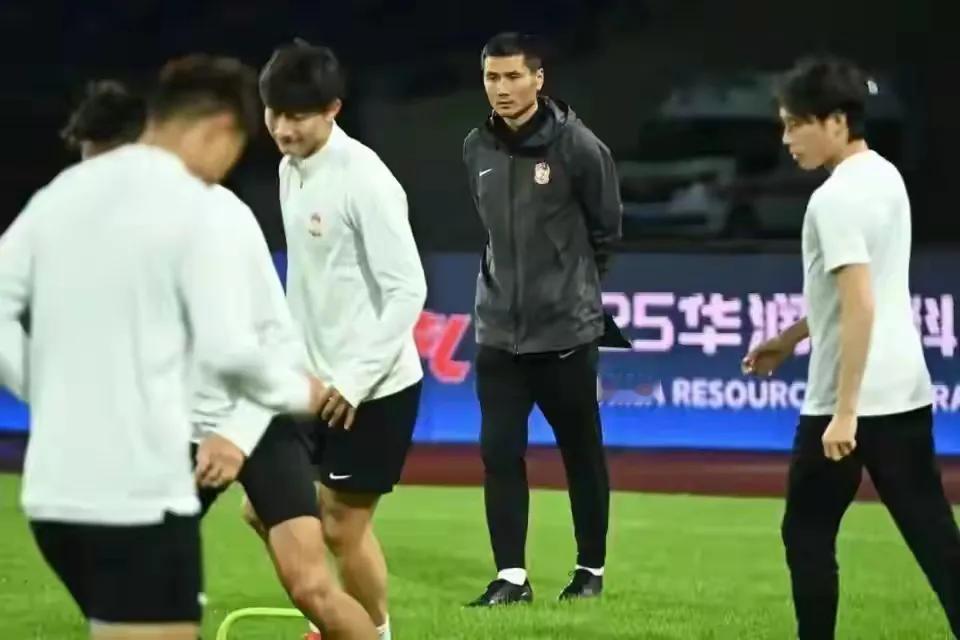 恭喜邵佳一成为国足新主帅！就凭他球员时期和现任青岛西海岸主帅的能力，就比李头铁、