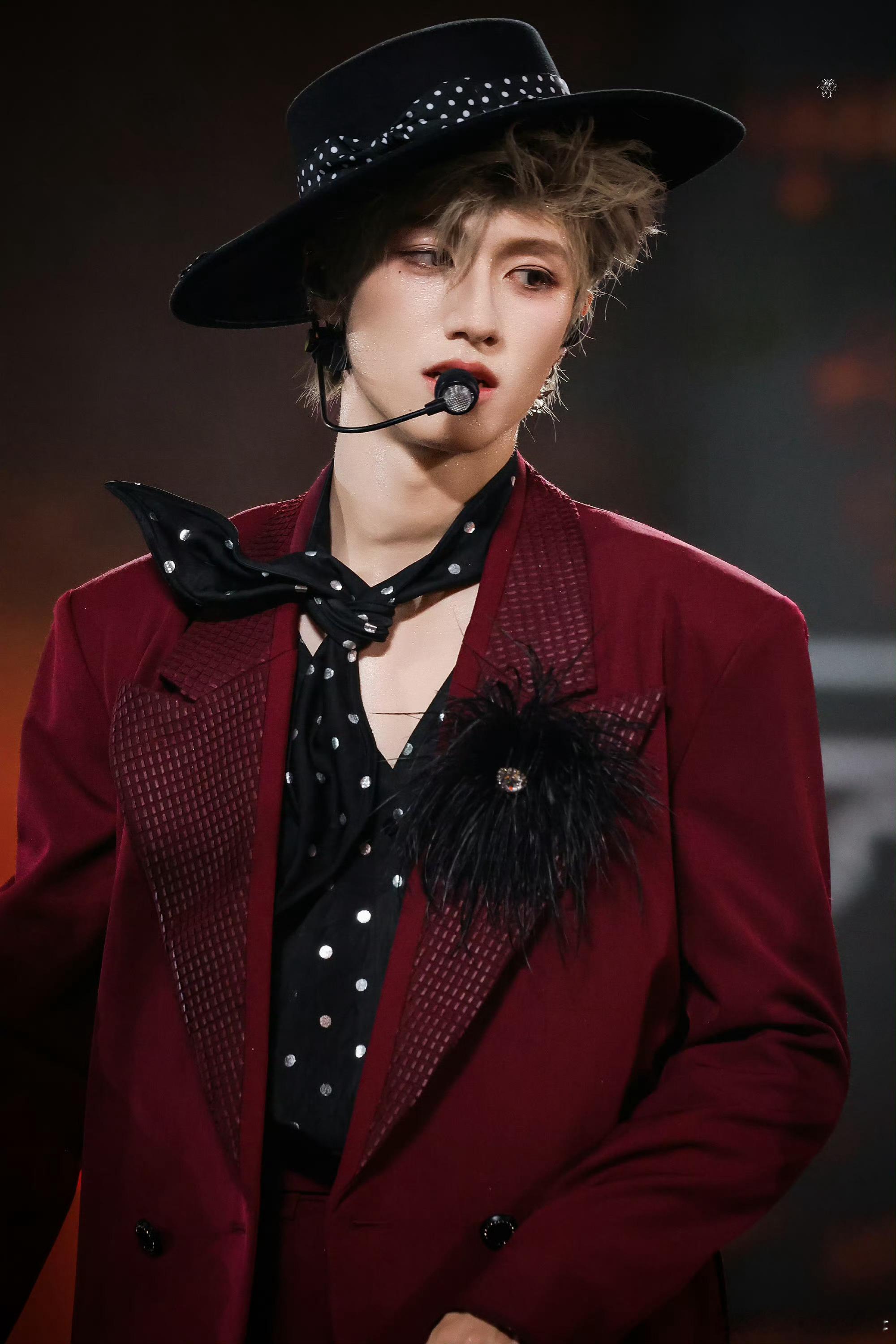 超高面部折叠度怪不得这么多奢牌宠爱赞助朱志鑫solo舞台，核心出装是原生态建模脸