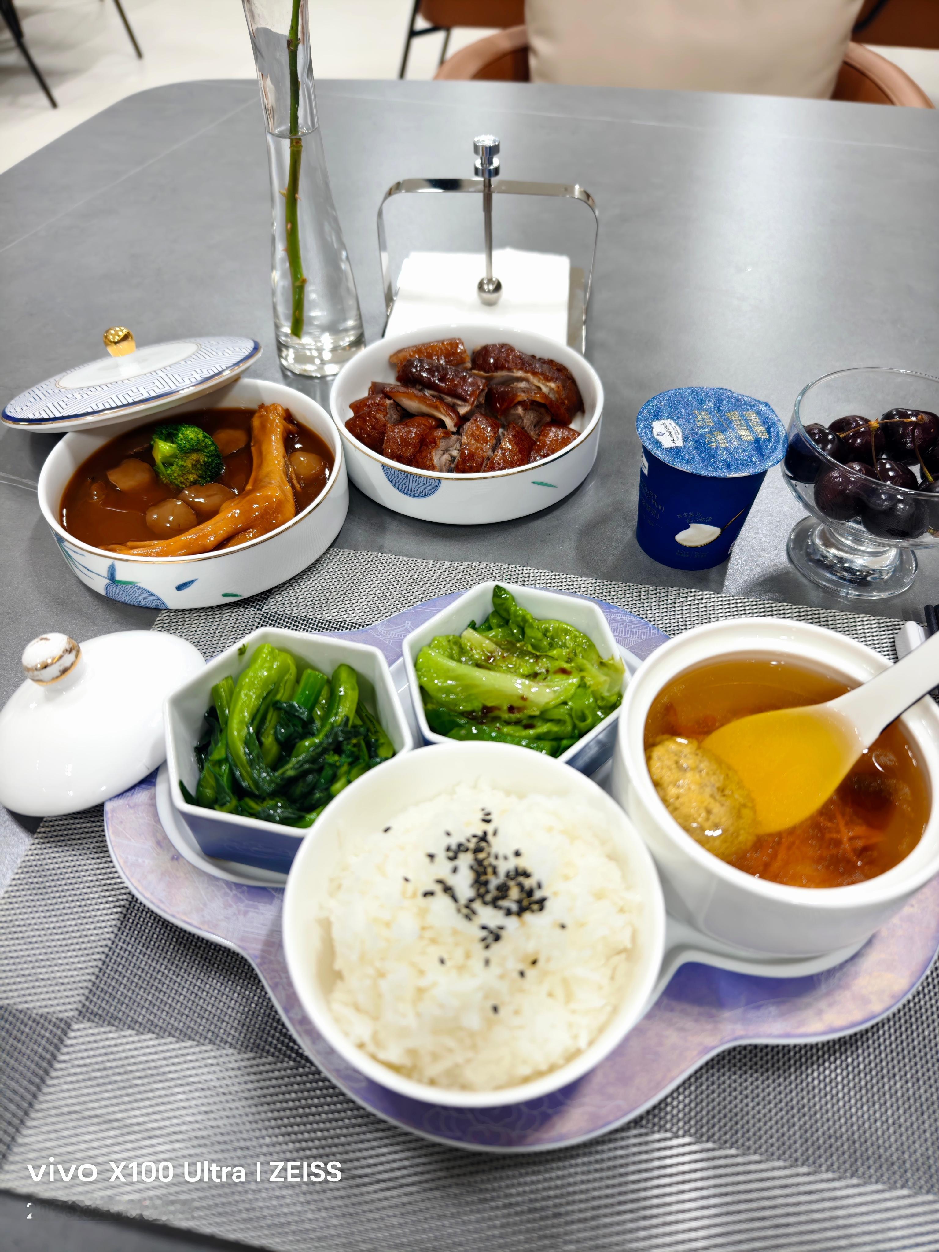 谁懂啊家人们，进仰望门店吃个客餐，鲍鱼都给整上了。以前去别家顶多咖啡小点心，这边