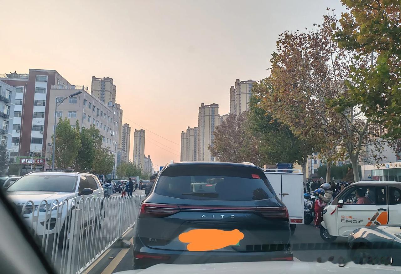 A6 PK M7

右侧车道被堵，一辆A6想并线到左侧车道，问界M7不让，两辆车