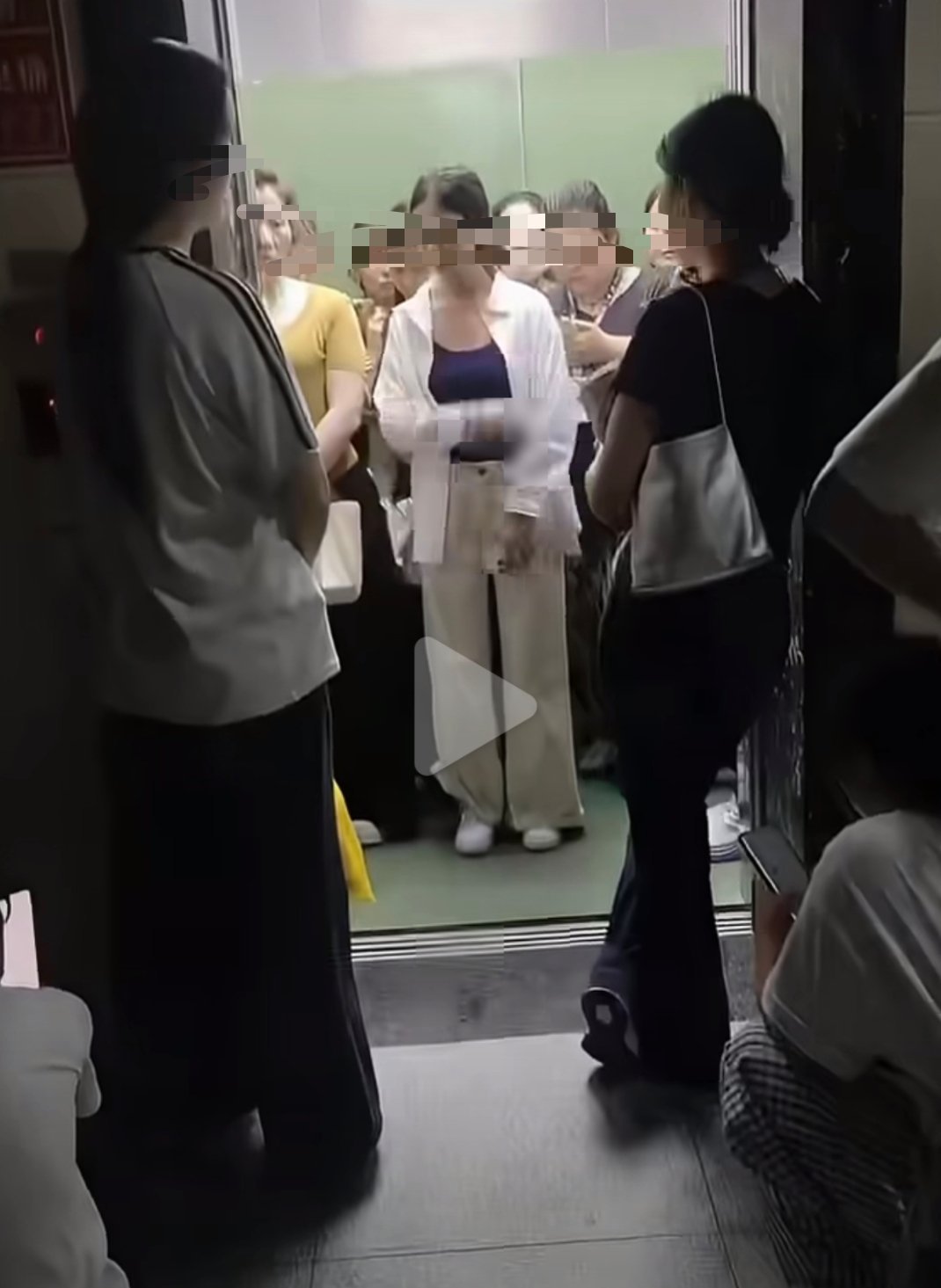 继插排实验，板面实验之后的一次社会性实验——电梯实验。电梯超重就是没一个肯出来的