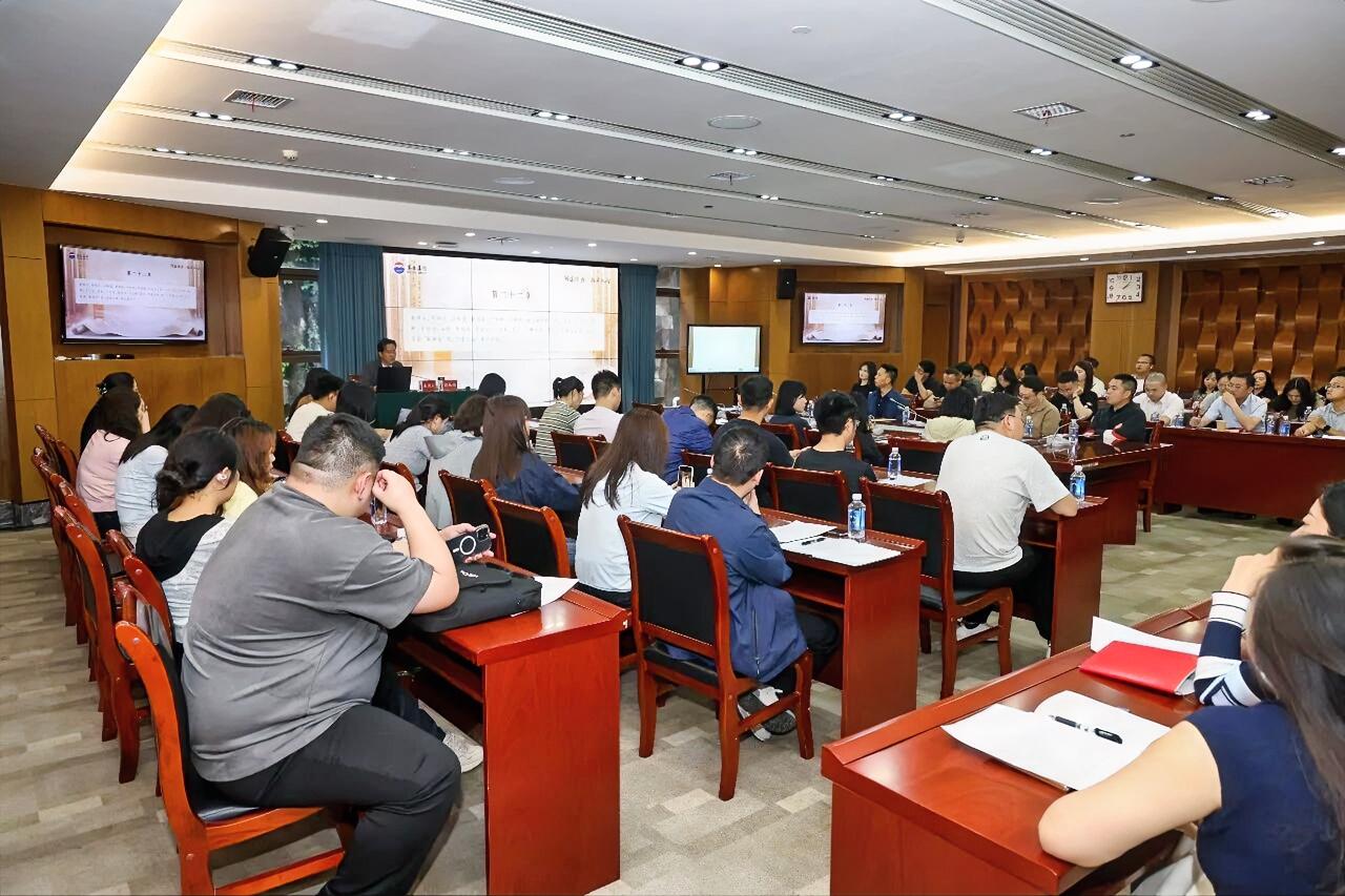 问道经典，玖章入心。5月29日，第九期茅台《厚德大讲堂》在茅台会议中心开讲，中华