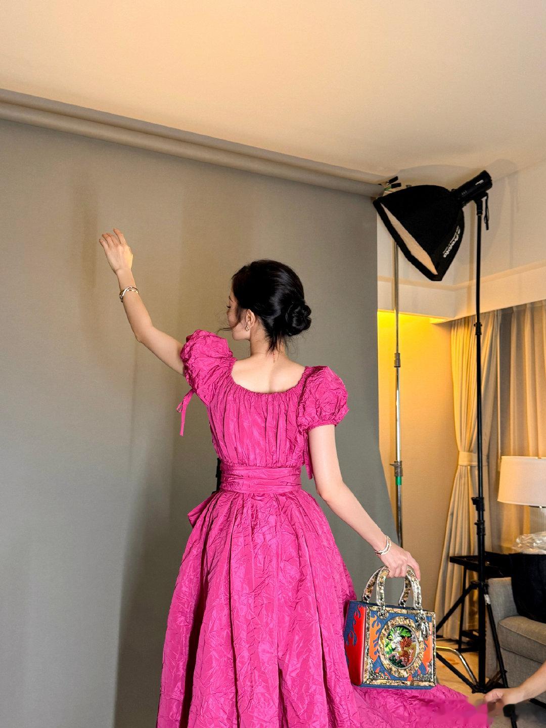 #迪丽热巴粉蔷薇##迪丽热巴粉色褶皱裙#妈呀也太美咯 ​​​