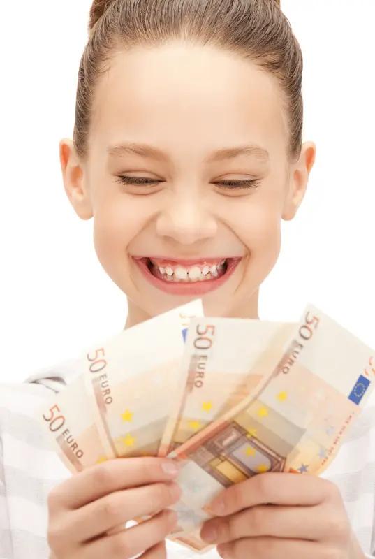 大人小孩都爱钱，我认同。小孩爱钱，是因为周围环境影响，像同学都有新款球鞋，自己没