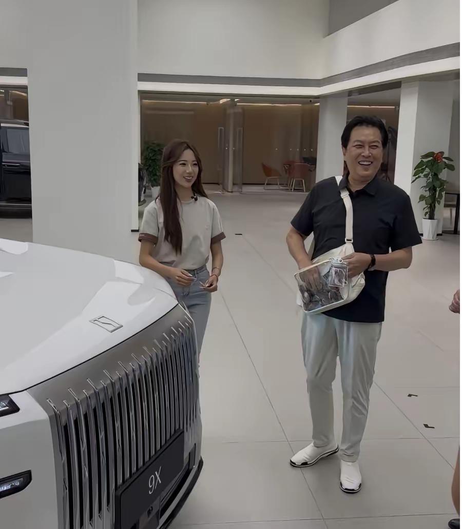 74岁唐国强现身北京一间4S店看豪车，他穿着一身休闲服，背着帆布包，一副退休老干