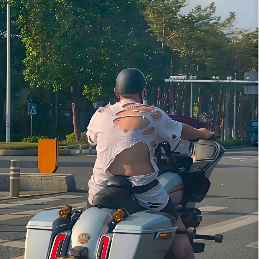 衣服都破成这样了，也不舍得换一下吗？ 