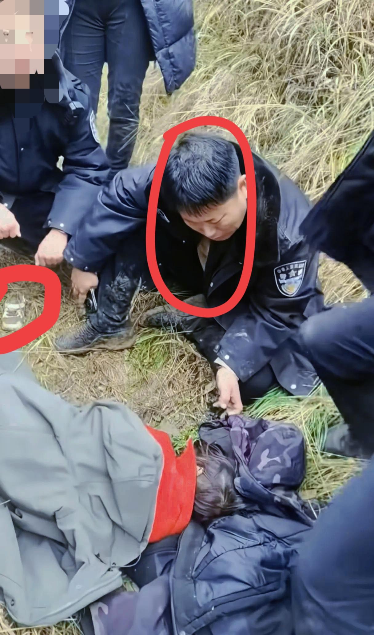 这位警察叔叔一定也是一位好父亲！
在地头车内丢失的4岁女童找到了，本来是开心的事